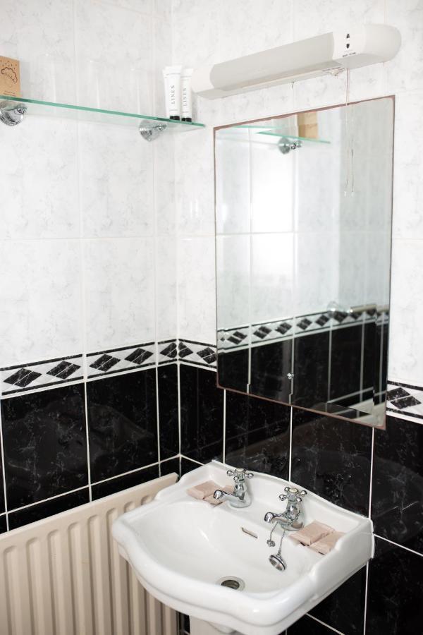 Ceol Na Mara Guest House เอนนิสโครน ภายนอก รูปภาพ