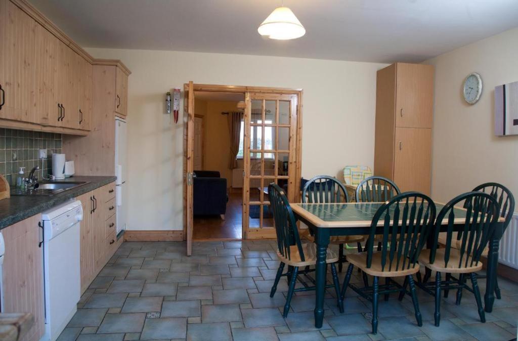 Ceol Na Mara Guest House เอนนิสโครน ภายนอก รูปภาพ